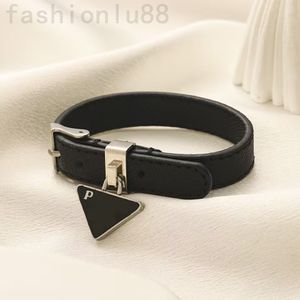Bracelet en cuir classique de mode designer triangle large bracelet noir blanc couleur unie couple bracelets de créateurs hiphop créateur de bijoux de luxe pour les femmes zf075
