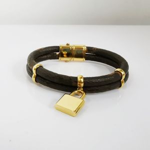 Diseño de moda Braceletas de cuero marrón diseñadores de pulsera de pulsera de pulsera de cuatro flores Puertos de acero inoxidable PU Puerte de oro rosa para amantes