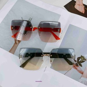 Créateur de mode H maison lunettes de soleil boutique en ligne Nouvelle mode femmes sans cadre Tiktok Live Network lunettes de soleil rouges été grand cadre élégant avec boîte-cadeau
