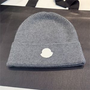 Sombrero de diseñador de moda Sombrero de punto de lujo para hombres Sombrero casual para mujeres Sombrero unisex de cachemira versátil Casual Sombrero sin cabeza al aire libre Sombrero de cachemira cálido Sombrero en forma Popular Nuevo sombrero de invierno