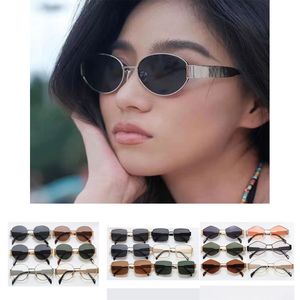 Lunettes de soleil de créateur de mode pour hommes et femmes, lunettes de soleil identiques à celles de Lisa Triomphe, photo de rue de plage, petites lunettes de soleil en métal plein cadre, article chaud avec boîte