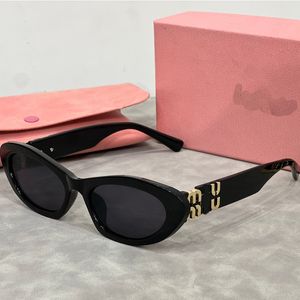 Gafas de sol de diseñador de moda Gafas de sol simples para mujeres Ojos de gato Vidrio de sol clásico con gafas con letras 7 Opciones de color Anteojos