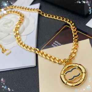 Collier de créateur de coeur de mode Chaîne en cuir Womens Gold Silver pendentif haut de gamme Copled Link Chain Brand Letter Colliers de Noël Bijoux de mariage