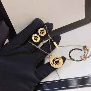 Conjuntos de joyería de moda Pendientes de marca de diseñador Collar Carta de mujer Collar colgante de lujo para mujer Chapado en oro Regalo para mujer Base versátil unisex