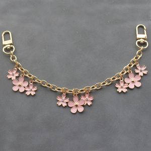 Llaveros de moda para mujer, cadena con dije de bolso, colgante de flor rosa, accesorio de decoración, anillo con hebilla de Metal, llaveros de regalo de cumpleaños