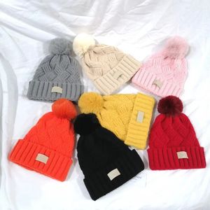 Gorro tejido a la moda para mujer, gorros de Color sólido con bridas de diseñador, gorro de hilo grueso con pompón de invierno cálido