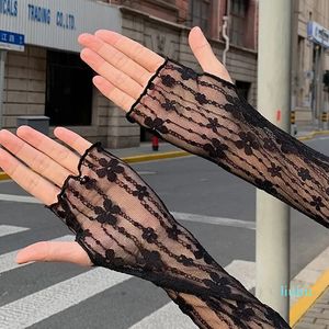 Guantes sin dedos calados de encaje a la moda para mujer, mangas de brazo de malla fina, guantes largos de encaje de ganchillo con flores y protección solar para verano