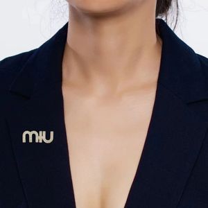 Lettres de mode MUI broche de luxe concepteur mium corsage haut de gamme costume épingle accessoires