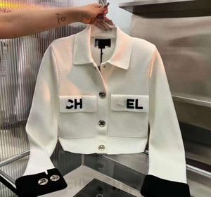 Mode luxe 2024ss Designer Femmes Vestes Top Qualité Revers Polo Mode Poitrine Poche Slim Fit Blanc Broderie Imprimé Boucle En Métal Tricoté À Manches Longues Cardi