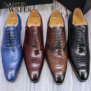 Moda hombres vestido zapatos de cuero piel de serpiente impresiones estilo clásico vino azul café negro encaje hasta hombres puntiagudos Oxford zapatos formales 210624