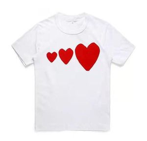 Moda para hombre Jugar camiseta Diseñador Corazón rojo Commes Camisas casuales para mujer Des Badge Garcons Camisetas de alta calidad Bordado de algodón s3