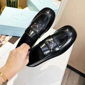 Chaussures de mode et accessoires fer boucle en cuir anti-chauffage fond marque designer décontracté travail noir chaussures pour femmes respirant usine sauvage avec une hauteur de 5,5 cm