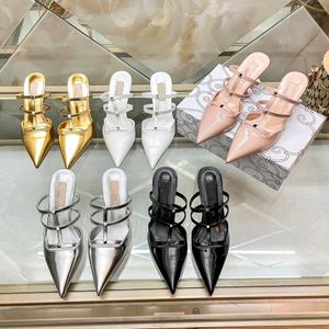 Con el diseñador de cajas de tacones altos zapatos de vestir para mujer Sandalias de tacón de lujo Plataforma de gatito Black White Plate Rivet Peep Toes Slingback Gold 6 8 cm Zapato de boda 35-42