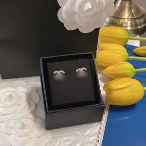 Pendientes de tuerca de moda para mujer, aretes de diseñador de lujo, multicolores, joyería con letras c, regalos de boda con diamantes de 18k Q3