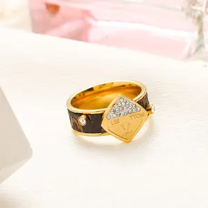 Anillo de amor de acero de titanio de moda, anillo de oro rosa plateado para amor, anillo de lujo de cerámica negro blanco para regalo, marca de lujo especial al por mayor