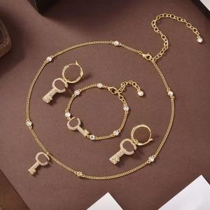 Mode Vintage Clé Pendentif Collier Designer Lettre Chaîne Bracelets Ensembles de Bijoux Femmes Style Classique Boucles D'oreilles Europe Amérique Eardrop Cadeau Bijoux Avec Boîte