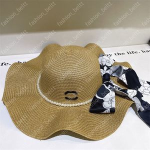 Moda Wave Sombrero de paja Sombrero de cubo para mujer Diseñador de hombres Casquette Sombreros de ala ancha Sombreros de sol de verano para mujeres Gorra de playa con bufanda de seda extraíble
