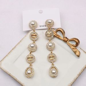 Moda mujer 18K chapado en oro diseñador aretes de oreja Diseñadores de marca Geometría de girasol Letras dobles Pendiente de diamantes de imitación de cristal Fiesta de bodas5