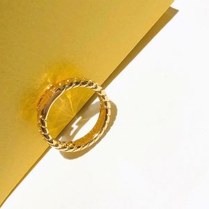 Moda Mujer Anillo Diseñador Marca Joyería Hombres Mujeres Simple Oro Parejas de lujo Anillos Memorial Cumpleaños Vegetariano Anillo Parejas CJD230815