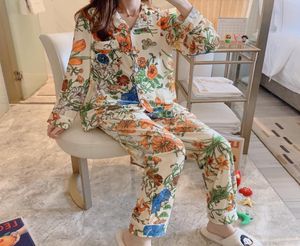 Conjunto de pijamas de moda para mujer, pijamas bordados con estampado, ropa para el hogar, ropa de dormir holgada de manga larga para mujer 6638918