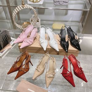 Sandales à talons fins pointus à la mode et luxueuses avec boucle en métal pour femmes, talons hauts noirs, superbes et à la mode, sangle arrière, chaussures d'été creuses sur le côté pour femmes