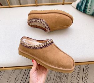 Homme à la mode Pantoufles Tasman pour femmes Mini bottes de neige Peau de mouton Fourrure en peluche garder les bottes au chaud avec sac à poussière en carte Short Doux confortable Pantoufle décontractée Beaux cadeaux