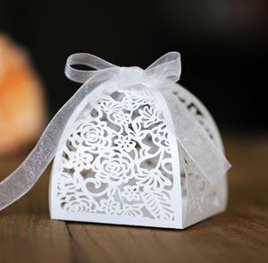 Favor Holders Laser Cut Hollow Candy Boxes Sacs Gift Sacs Boîte avec des fournitures de fête de mariage en ruban
