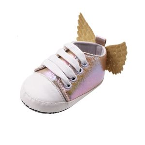 Primeros caminantes Zapatos para bebés Zapatos antideslizantes para niñas y niñas Zapatillas de cuna Diseño de ala y suela de PU suave Moda Primer paso para caminar 231101