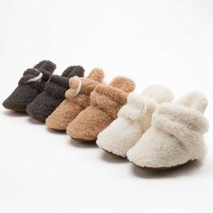 Primeros caminantes calcetines de bebé invierno bebé niño niña botines pelusa suave zapatos para niños primeros caminantes antideslizante cálido recién nacido zapatos de cuna mocasín L0826