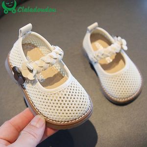 Primeros pasos Zapatos de vestir huecos para niñas pequeñas con flores Sólido Beige Rosa Pequeña princesa Zapatos de verano Respiración Suave Niños Pisos 230227
