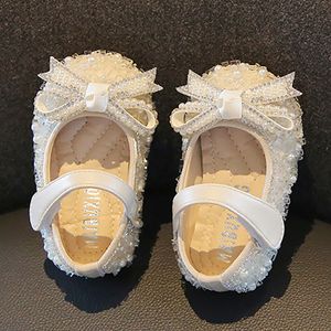 First Walkers Walker Baby Shoes Girl Bowknot Single Pearl Birthday présente Princesse Petit Kids Wedding 230812