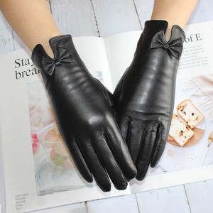 Guantes de cinco dedos moda mujer cuero genuino piel de oveja arco decoración terciopelo forro mantener caliente en invierno guantes negros 230210