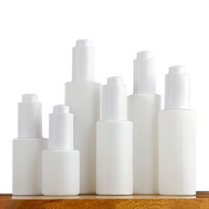 Botellas de vidrio blanco de hombro plano con gotero de pipeta de prensa para aceites esenciales Suero Perfume Líquido cosmético 20 ml 30 ml 50 ml 80 ml 100 ml Akni