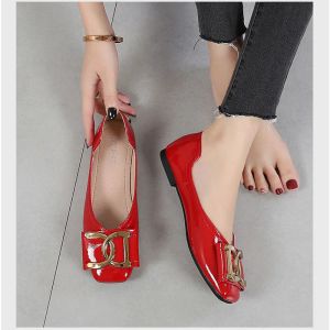 Appartements 2023 Nouvelle ballerine dames slipon chaussures femme fashion ballet fashion plates carrés toe patent en cuir boucles de chaussures femmes rouges
