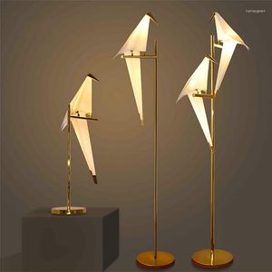 Lámparas de pie LED Postmodern Iron Acryl Golden White Love Bird Lamp Light para dormitorio