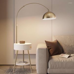 Lámparas de pie Diseño de trípode Función de carga inalámbrica Sala de estar Dormitorio Estante Cajón Lámpara de noche integrada Luz de pie LED