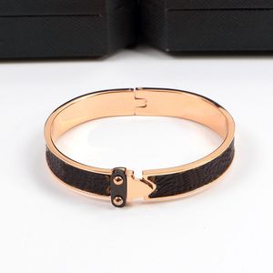 Bracelet de créateur de fleurs pour hommes ouvrant des bracelets pour femmes Bracelets de manchette en or de marque de mode élégante Bracelets en cuir marron avec des lettres bijoux