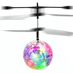 Flying RC Ball Avión Helicóptero Favor de fiesta Luz intermitente LED Juguete de inducción Juguete eléctrico Drone para niños