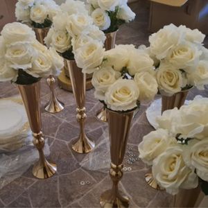 À vendre Vases de table trompette en métal Vase à fleurs personnalisé avec support aux prix de gros vente chaude