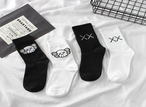 Marque de mode fourchette à mid tube chaussettes co nomme les mêmes chaussettes coréen harajuku bassages sportifs Men039s et femmes039 Black et WH7814094