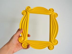 Marco Zk30 serie de televisión Friends, marco de puerta de Mónica hecho a mano, marcos de fotos amarillos de madera, colección de decoración del hogar coleccionable, regalo de Cosplay