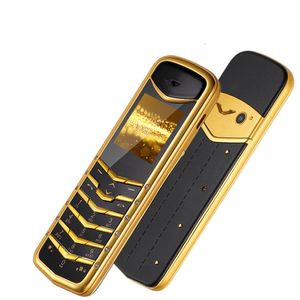 Estuche gratuito Desbloqueado Diseño clásico Firma 8800 Teléfono móvil dorado Mini cuerpo de metal Tarjeta SIM dual GSM Cámara de banda cuádruple Teléfono celular barato para hombre