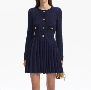 Vestido de autorretrato con fragancia francesa para mujer 24 Otoño/Invierno Nuevo cuello polo de punto con panel de cintura de diamantes Falda corta plisada ajustada