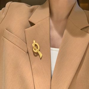 Broche esmerilado con nudo de cuerda Medieval francés para mujer, diseño de encanto de alta gama, accesorios exquisitos de Pin para traje, diseño de nicho