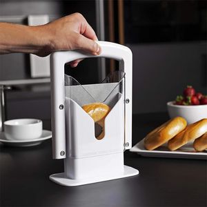 Outils de fruits et légumes Trancheuse universelle originale de guillotine de bagel avec bouclier de sécurité Lame dentelée tranchante en acier inoxydable pour couper des bagels 230901