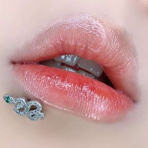 Yeux verts de serpent plein de diamant, ongles d’oreille à lèvres, bijoux de piercing punk en acier titane, petit et doux style Instagram de fille épicée cool