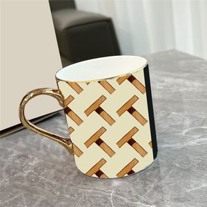 Letras completas Bone China Cups Designer Coffee Mugs High End Thermos Cup 22k Gold Powder Handle Mug Regalo con caja