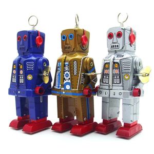 COLLECTION CLASSIQUE DROIT CLOCE RERTRO RETROWWORD UP Metal Walking Tin Space Robot Clé Motor Motor Toy Mécanical Cadeau de Noël 240329