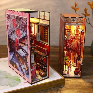 Décorations de jardin Unique 3D Miniature Dollhouse Serre-livres Vintage Bois avec LED Lumières Bibliothèque Décoration DIY Bibliothèque Insert BookNook 221126