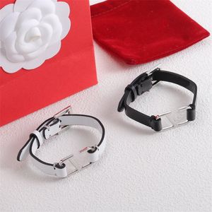 Lettres géométriques bracelets en cuir de créateur bracelets de mode romantiques unisexe bracelet de tempérament polyvalent femme noir et blanc en option zl184 I4